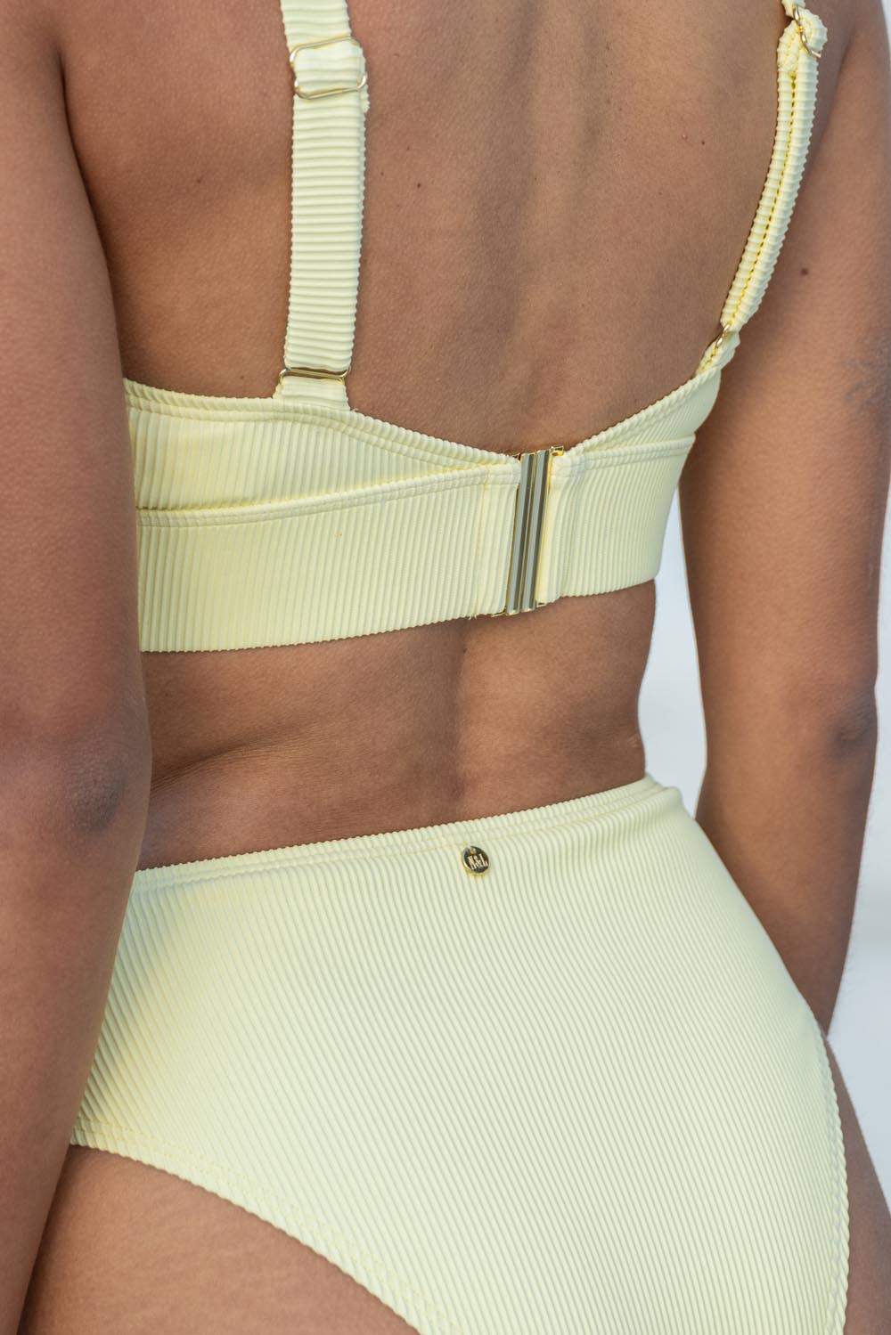 crosstop-gelb-bikinihose-gelb-pastell-bikini-top-swimwear-trend-2023-2
