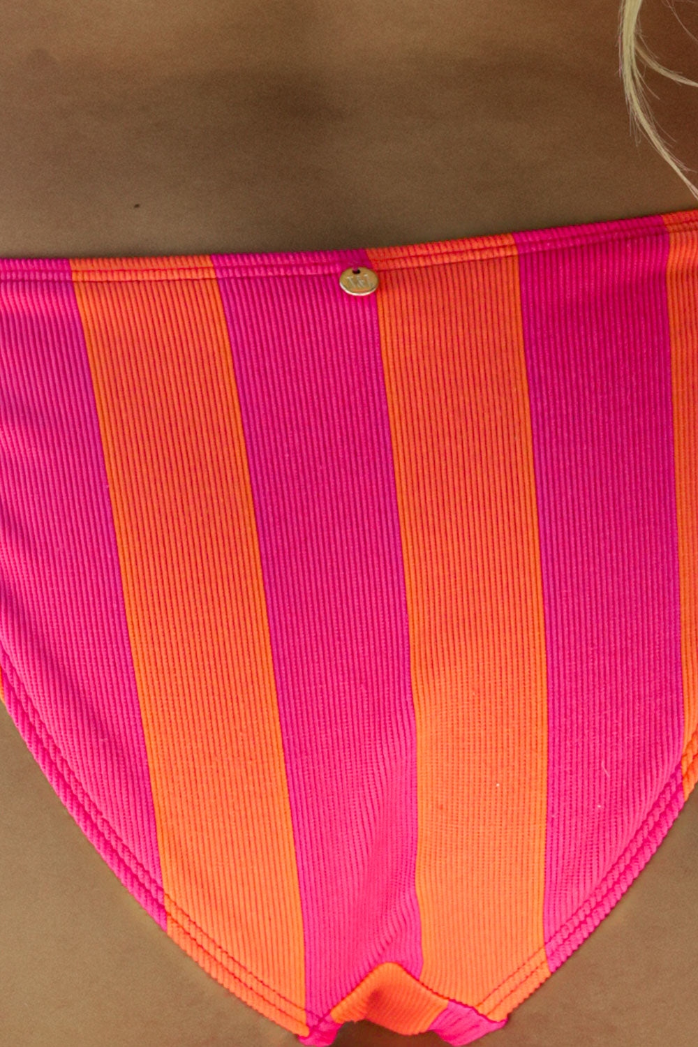 Frau in Bikini Full Coverage Hose Pink Orange gestreift Detailaufnahme