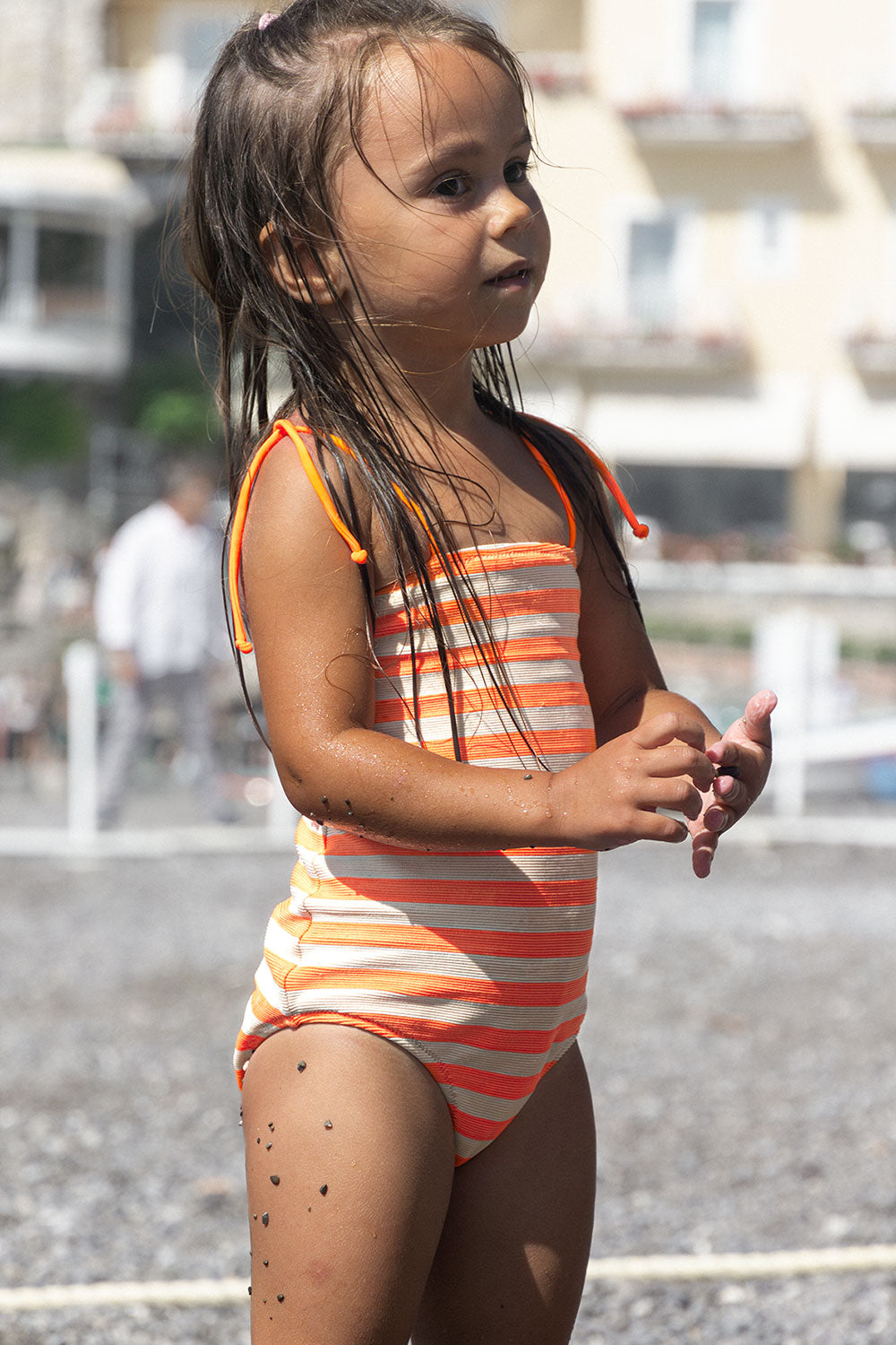 Mädchen in Badeanzug Orange Creme gestreift Vorderansicht