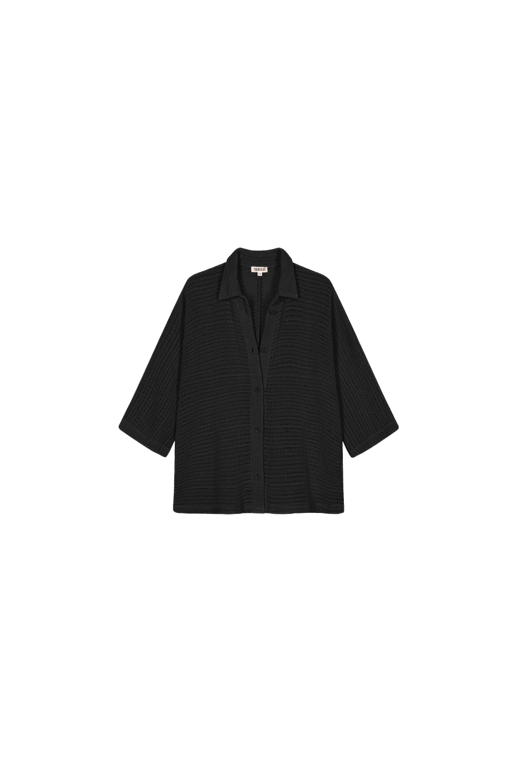 Bluse aus Crochet-Stoff in Schwarz verfügt über Ärmel in Dreiviertellänge, einen Hemdblusenkragen und eine Knopfleiste vorne, NAKARI&LUI