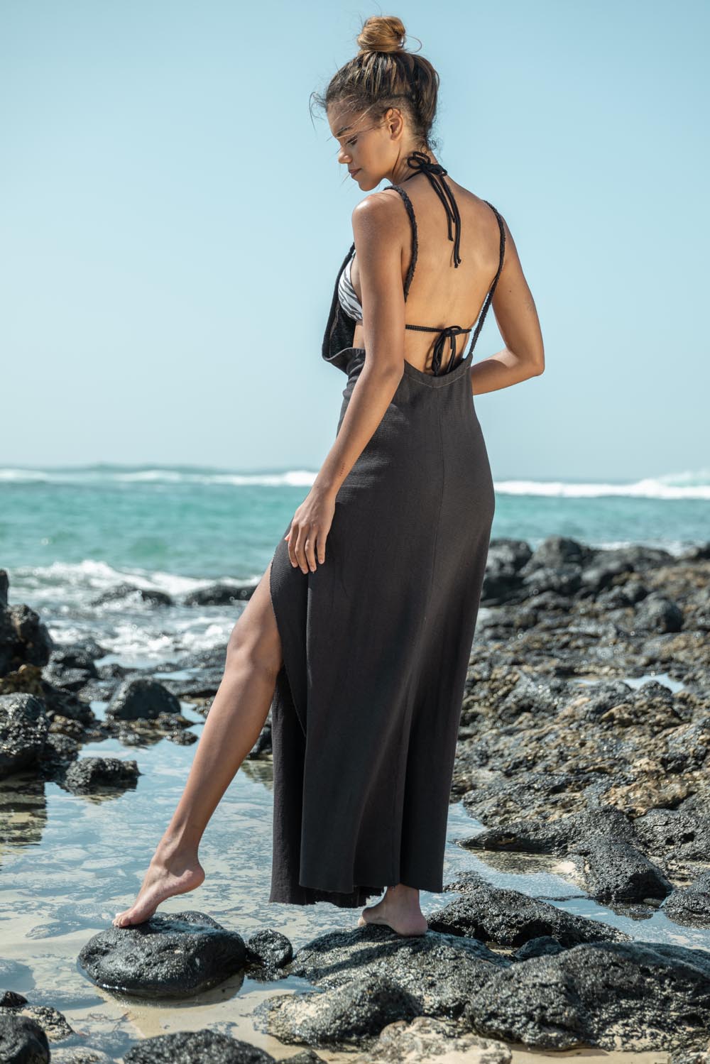 black-bikini-triangel-top-bikinihose-beach-dress-swimwear-trend-2023-3